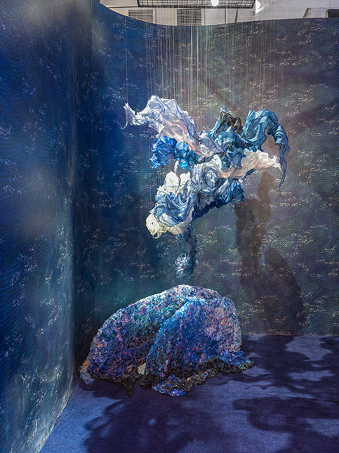 Sculpture hanging from the ceiling - Beautiful Homes